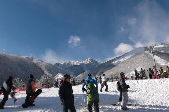 青い空とスキー場