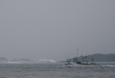 ３・１１　迫り来る大津波、乗り切ろうと更に沖をめざす漁船