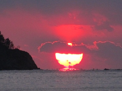 今の時期、桟橋から見える日の出は水平線から昇るのが見られます