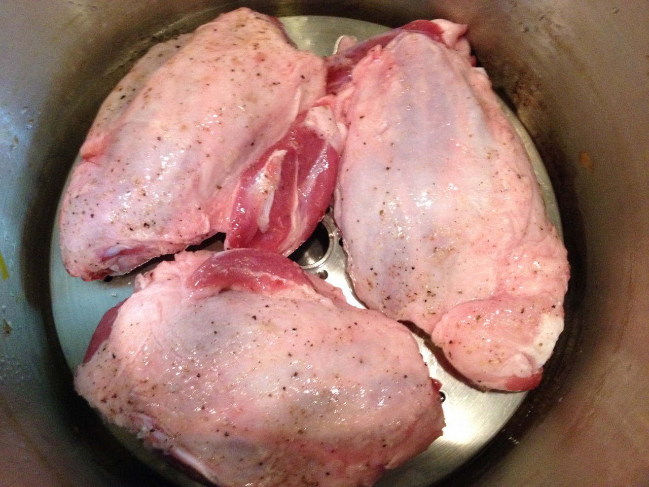 豚のスネ肉を圧力鍋で蒸す