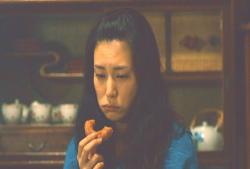 最後のおばあちゃんのドーナツを食べる倫子