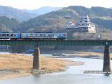2000系TSE（肱川橋梁と大洲城）