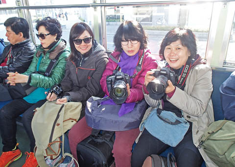 韓国からの団体さん　向う側は女性だがこちら側の座席には同じ団体の男性で、もっと立派なカメラ（キヤノン製）を持っていた