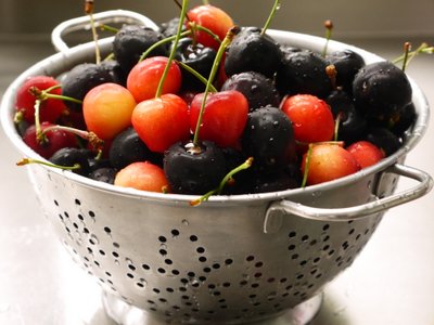 Cherries in colander -L