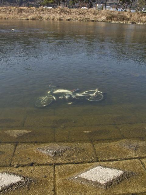 川に沈む自転車940