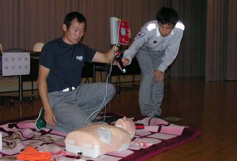 AEDを使って救急訓練