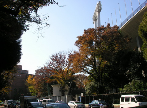 日本青年館は国立競技場の直ぐ側