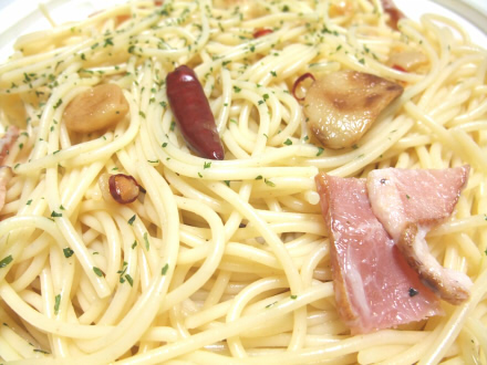 セブンイレブンの新商品「倍盛!ベーコンとにんにくの大盛ペペロンチーノ」