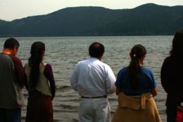 芦ノ湖にて祈り