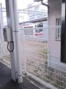 三田駅のホームに降り立つと、いきなり隣り合う神戸電鉄の車両が丸見えになってますA(^^;