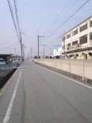 三田駅を出ると、延々真っ直ぐな路線と沿道が延びています！(@_@)