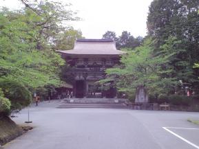 沿線からはずれることしばし、三井寺の山門に至ります(v.v)