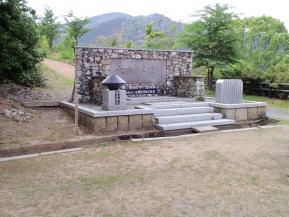 三井寺の境内奥には、日本のそろばん発祥の地の碑が立っていました。