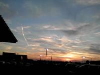 夕焼けと飛行機雲.です。jpg