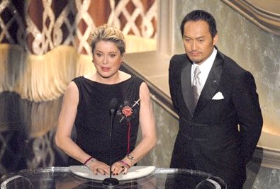 第79回アカデミー賞授賞式に出席したカトリーヌ・ドヌーヴと渡辺謙