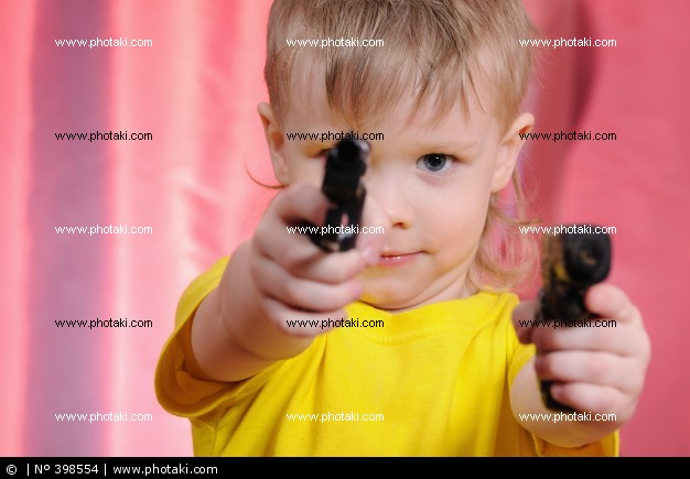 銃を持つ子供398554